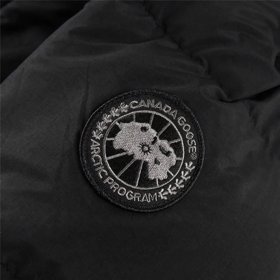 P780 CANADA GOOSE/Canada Goose Junction/3M Reflective Black Label Parker/2602LB Ouyang Nana's same Junction Parker is made of CORDURA@'s super-soft EnduraLuxe fabric, which enhances the durability of easy-to-wear parts, making it lightweight and durable. 360-degree reflective strips on the collar improve visibility in low-light environments. Features a removable hood for easy transition into warmer weather. Removable premium insulated hood can be adjusted both ways Color: Black White Sizes: XS-XXL